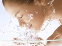 Nên dùng sữa rửa mặt trước hay đắp mặt nạ trước?