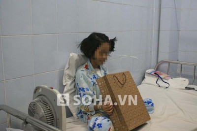 Bo-Truong-Bo-Y-te-tang-qua-cho-be-gai-mac-2-can-benh-hiem-ngheo-2