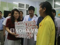Bộ Trưởng Bộ Y tế tặng quà cho bé gái mắc 2 căn bệnh hiểm nghèo