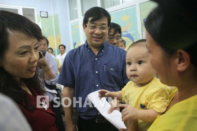 Bo-Truong-Bo-Y-te-tang-qua-cho-be-gai-mac-2-can-benh-hiem-ngheo-5