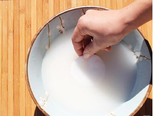 Cach-lam-trang-da-mat-cap-toc-tai-nha-voi-nuoc-vo-gao2