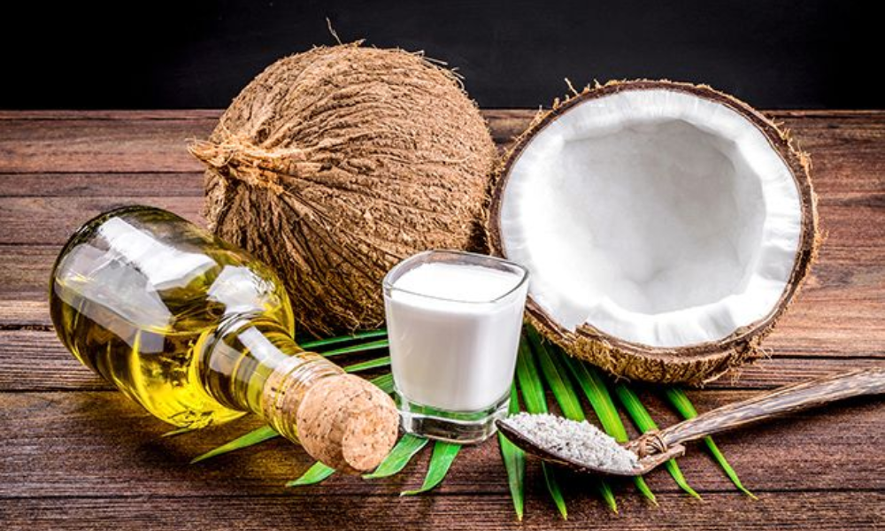 Dầu dừa chứa hàm lượng axit lauric cao, một loại axit béo có cấu trúc phân tử nhỏ, giúp nó thẩm thấu sâu vào thân tóc
